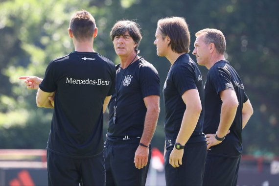 Bundestrainer Joachim Löw (2.v.l.) im Gespräch mit Teilen seines Trainerstabs