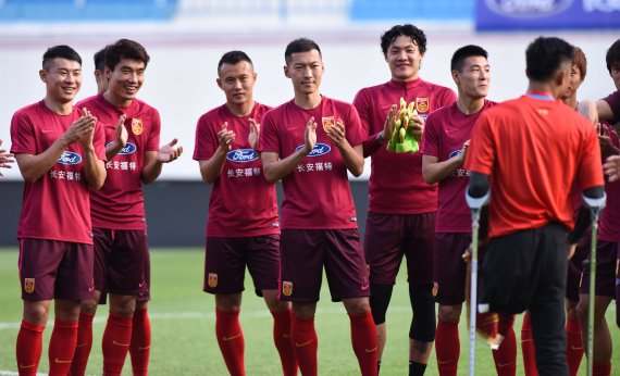 Chinas Fußball-Meisterteam von Guangzhou Evergrande beim Training.