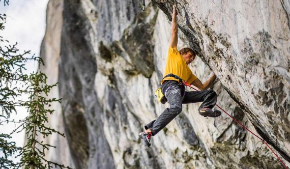 Der Erlanger Alex Megos zählt im Klettern zur Weltspitze.