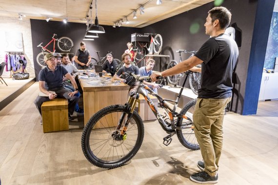 Techtalk bei der Vorstellung des neuen Stumpjumpers. Im Anschluss hatten die Fachjournalisten die Möglichkeit, die Bikes mit 2.3er und 2.6er Reifen zu testen. Techtalk bei der Vorstellung des neuen Stumpjumpers. Im Anschluss hatten die Fachjournalisten die Möglichkeit, die Bikes mit 2.3er und 2.6er Reifen zu testen.