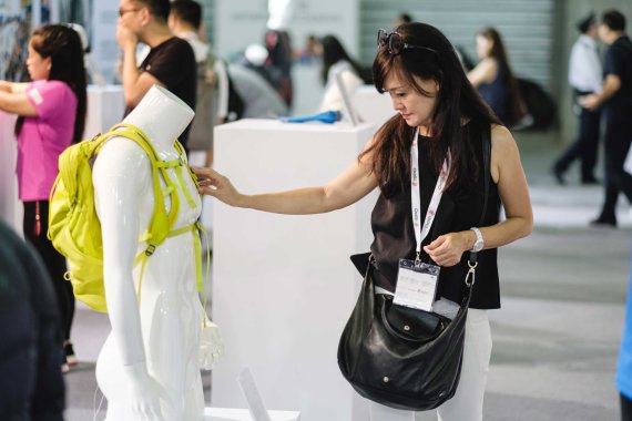 Sportlerinnen gewinnen immer mehr an Wichtigkeit und stehen auf der diesjährigen ISPO Shanghai im Women Sports Industry Forum im Mittelpunkt. Besucherin auf der ISPO Shanghai