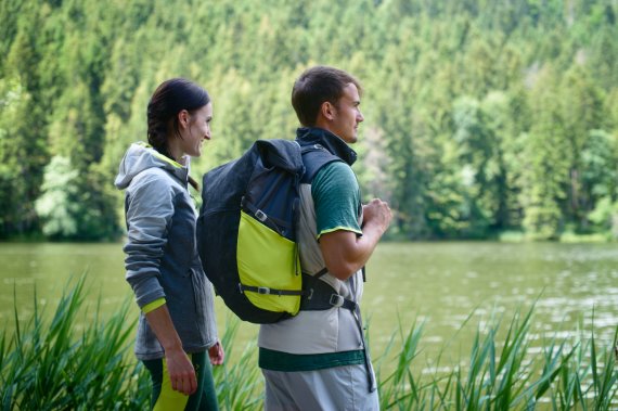 Escape from everyday stress and immerse yourself in nature – with microadventures, little adventures are totally within reach. Raus aus dem Alltagsstress und rein in die Natur – beim Microadventure sind kleine Abenteuer zum Greifen nah.Escape from everyday stress and immerse yourself in nature – with microadventures, little adventures are totally within reach.