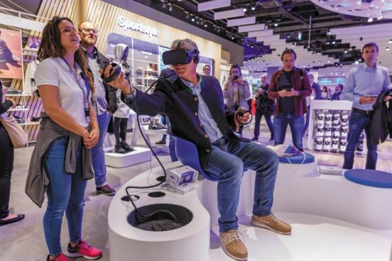 Man wearing VR-glasses.