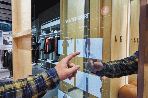 Quelle: Intersport Intersport bietet eine digitale Umkleidekabine.