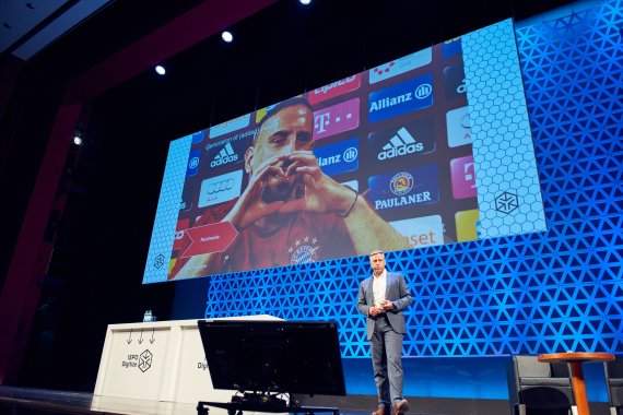 Stefan Mennerich, Mediendirektor des FC Bayern, zeigt bei ISPO Digitize ein GIF mit Franck Ribéry.