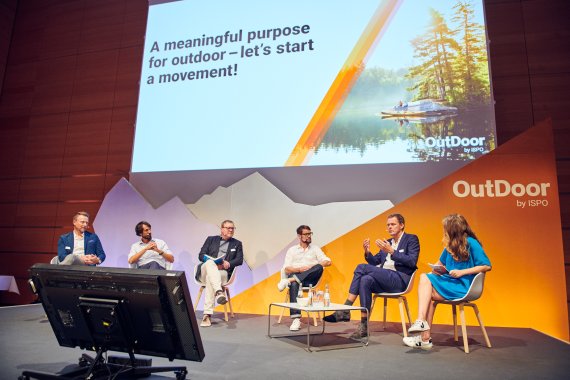 Christian Langer (3. v. r.) spricht auf der Bühne bei der Launch Conference zur OutDoor by ISPO