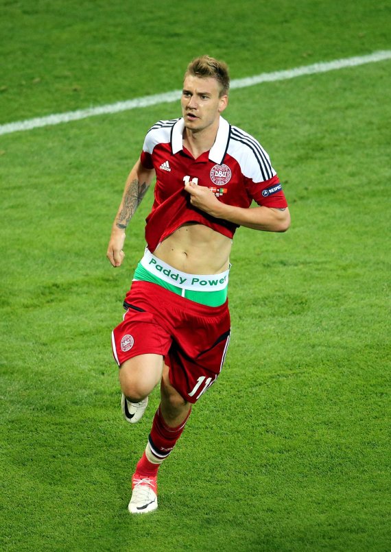 Quelle: Imago Nicklas Bendtner zeigt den Bund seiner Unterhose in bester Ambush-Marketing-Manier