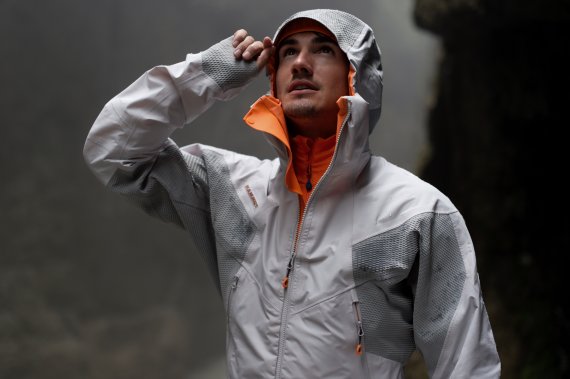 Regen? Egal, denn die Hardshell „Nordwand“ von Mammut hält dank Gore-Tex-Membran trocken. Regen? Egal, denn die Hardshell „Nordwand“ von Mammut hält dank Gore-Tex-Membran trocken.