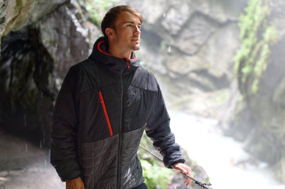 Der leichte Thermo-Hoodie von Millet passt in jeden Rucksack und schützt, wenn das Wetter im Hochgebirge umschlägt. Der leichte Thermo-Hoodie von Millet passt in jeden Rucksack und schützt, wenn das Wetter im Hochgebirge umschlägt.