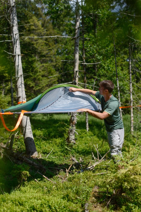 Frei über dem Boden schweben und das Gefühl von Schwerelosigkeit genießen, mit dem Tree-Tent von Tentsile kein Problem mehr. Frei über dem Boden schweben und das Gefühl von Schwerelosigkeit genießen, mit dem Tree-Tent von Tentsile kein Problem mehr.
