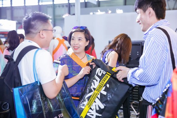 Besucher auf der ISPO Shanghai