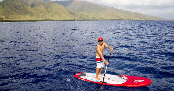 Credit: Fanatic Mit dem Fanatic Fly-Air-Board paddelt es sich auch vor schöner Kulisse ruhig.