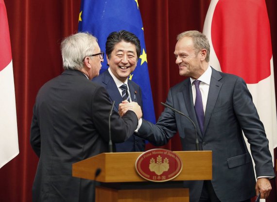 EU-Kommissionspräsident Jean-Claude Juncker, Japans Premier Shinzo Abe und EU-Ratspräsident Donald Tusk (v.l.n.r.) haben sich auf ein Freihandelsabkommen geeinigt.