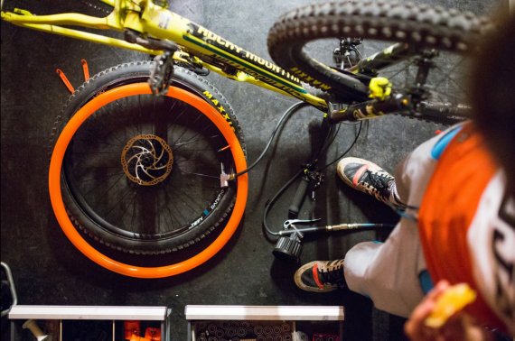 Tubolitos innovativer Fahrradschlauch leuchtet in grellem Orange.