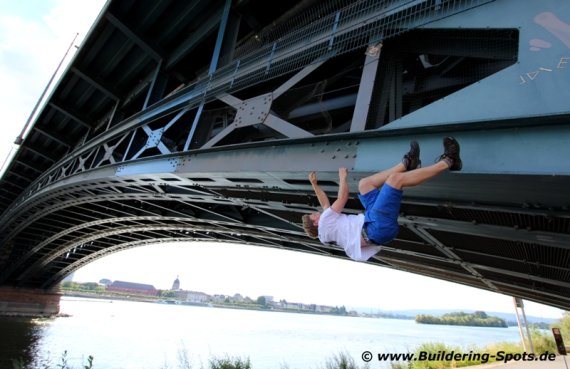 Credit: www.buildering-spots.de Brücken sind beliebte Buildering-Spots und haben oft eine traumhafte Aussicht.