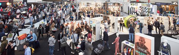 Besucher bei Ständen Besucher bei Ständen