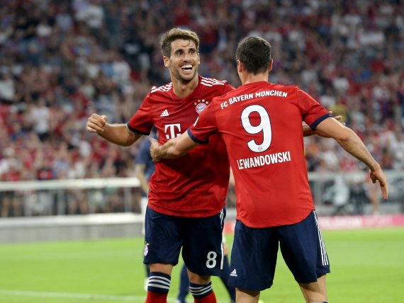 Das einzige Adidas-Team: der FC Bayern mit Javí Martinez (l.) und Robert Lewandowski.
