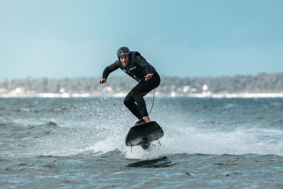 Credit: Awake Boards Mit dem E-Wakeboard über Wasser: Noch machen das nicht allzu viele.