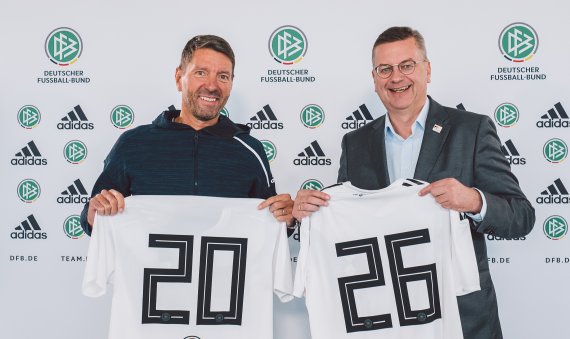 Credit: DFB Adidas CEO Kasper Rorsted und DFB-Präsident Reinhard Grindel verkünden die Verlängerung.
