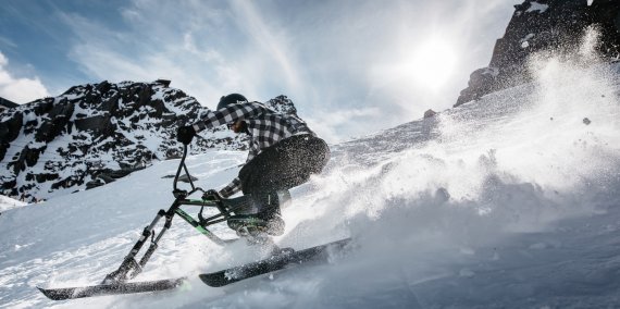 Credit: Hillstrike Mit dem Snowbike geht es flink ins Tal.