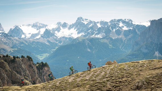 Das Geschäft mit E-Mountainbikes boomt in den Urlaubsregionen.