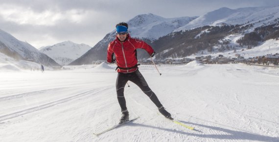 Mann in roter Jacke beim Skilanglauf