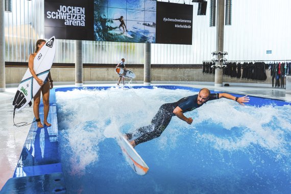 The Citywave in the Jochen Schweizer Arena Munich runs there six days a week and you can book beginner, advanced or pro sessions, in which the wave is adapted to the height and steepness of the level. The surf sessions last 45 minutes and are limited to a maximum of twelve surfers.