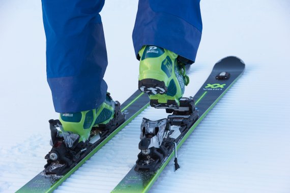 Credit: Marker/Dalbello/Völkl Dank der GripWalk-Sohle wird das Gehen einfacher. Im Ski ist der Halt wie gewohnt.