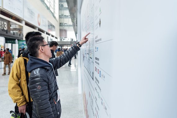 ISPO Beijing visitors viewing exhibitors list ISPO Beijing visitors viewing exhibitors list