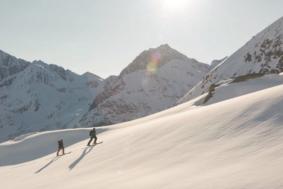Snow Tour und S-Way VLM+ überzeugen schon im Aufstieg mit geringem Gewicht – auch wenn der Helm am Rucksack getragen wird. Snow Tour und S-Way VLM+ überzeugen schon im Aufstieg mit geringem Gewicht – auch wenn der Helm am Rucksack getragen wird.