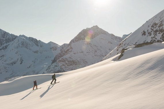 Snow Tour und S-Way VLM+ überzeugen schon im Aufstieg mit geringem Gewicht – auch wenn der Helm am Rucksack getragen wird.