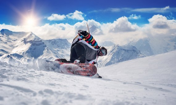Snowboarder beim Slalom.