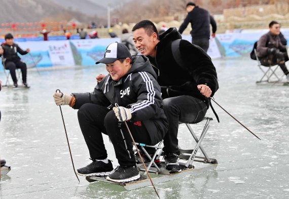 Looks like these two Chinese even invented a new sport.