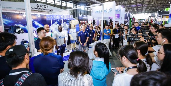 Credit: Messe München Shanghai Der FC Schalke hat schon Erfahrung in China: Im Juli stellte er in Shanghai sein neues Trikot vor.