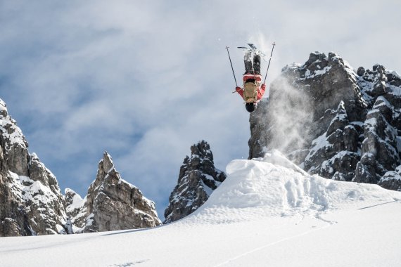 Credit: Klaus Polzer für Fischersports Wer beim Skifahren springen will, braucht einen stabilen Rumpf. Per Liegestütz stärkt man diese Muskulatur erheblich.