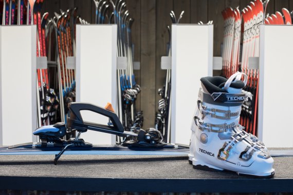 Innovation for ski rental and ski shop: The SkiClicker from No More Boots.