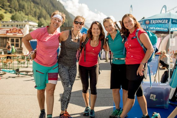 Frauen verbinden Frauen verbinden
