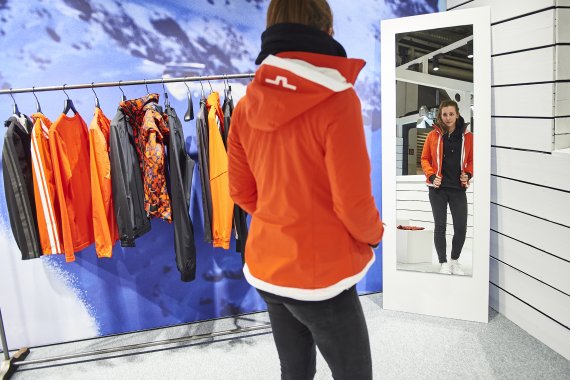 Warm sportswear at the ISPO Munich Woman tests jackets at the ISPO Munich