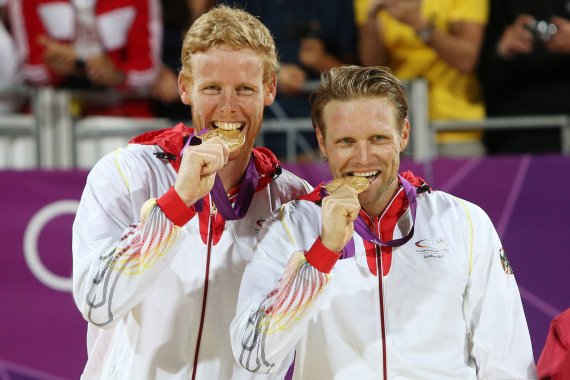 Zwei Beachvolleyballer beißen: Julius Brink (r.) hat mit Jonas Reckermann 2012 in London Olympia-Gold gewonnen.