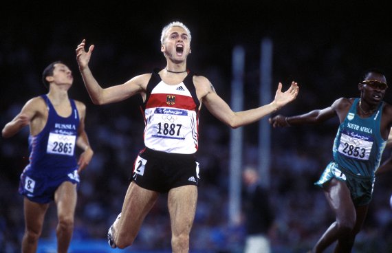 Der goldene Zieleinlauf: Nils Schumann jubelt über seinen 800-Meter-Sieg bei Olympia 2000.