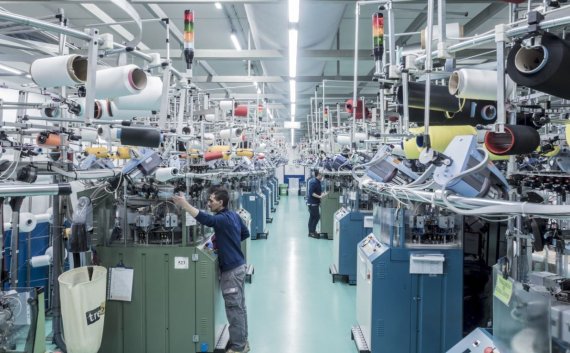 Credit: UYN Mit hochmodernen Strickmaschinen konnte Trerè die Produktentwicklung auf wenige Tage verkürzen.