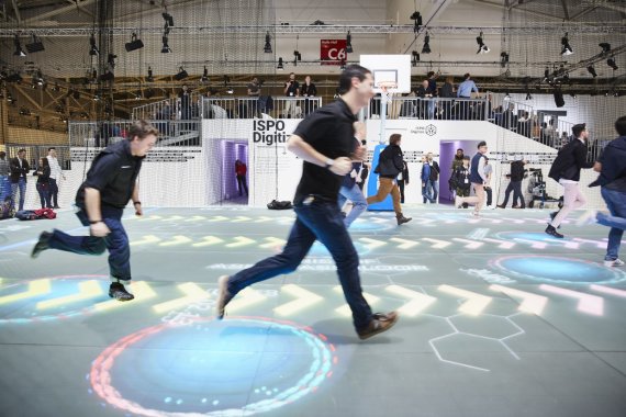 Credit: Messe München GmbH Der ASB GlassFloor war einer der Hingucker der ISPO Digitize Area auf der ISPO Munich.