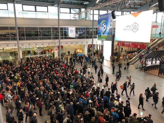 Erste Besucher betreten die ISPO Munich 2019