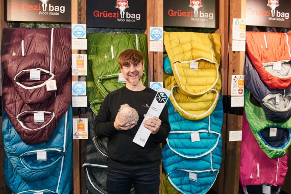 Credit: Messe München GmbH Gründer Markus Wiesböck von Grüezi Bag freut sich über die Auszeichnung zum Product of the Year beim ISPO Award 2019 im Segment Outdoor für den Schlafsack Biopod Downwool Nature. Er besteht aus 100% reinen Naturmaterialien – von der Verpackung bis zum letzten Knopf.