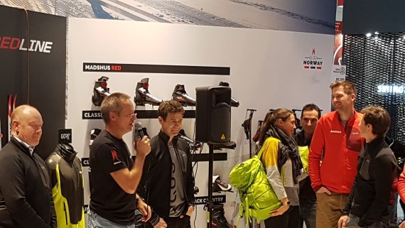 Credit: ISOP.com Ole Einar Björndalen (Mitte) gut gelaunt auf der ISPO Munich.