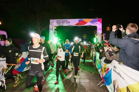 A long queue of runners, equipped with headlamps, passed through the Olympic Parkin Munich at temperatures just above the freezing point.