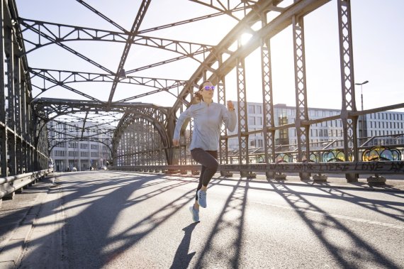 Urban Running auf der Münchner Hackerbrücke: Veronika Weiss mit der Xpulsor von Adidas Sport Eyewear.