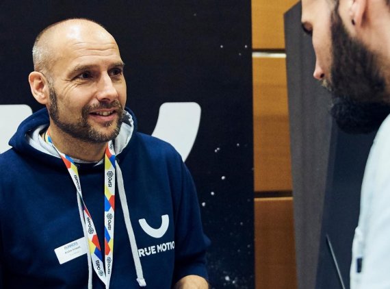 Gründer Andre Kriwet stellt die Laufschuh-Neuheit beim ISPO Munich Laufsymposium vor.