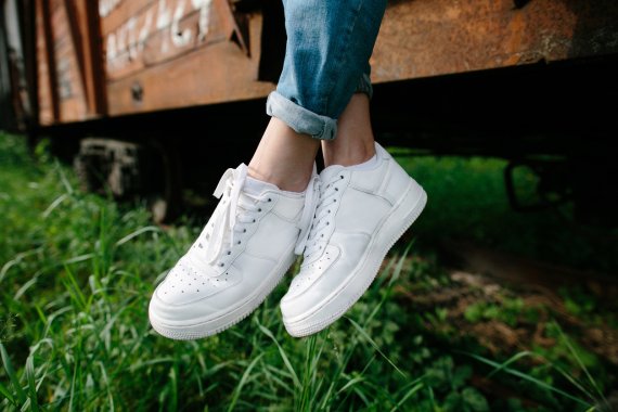 Sportschuhe sind bei Männern sehr beliebt. Sportschuhe sind bei Männern sehr beliebt.