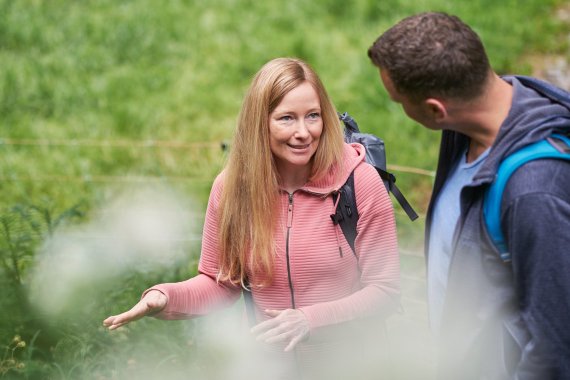 Sonja Greimel explains the flower meadow to our author